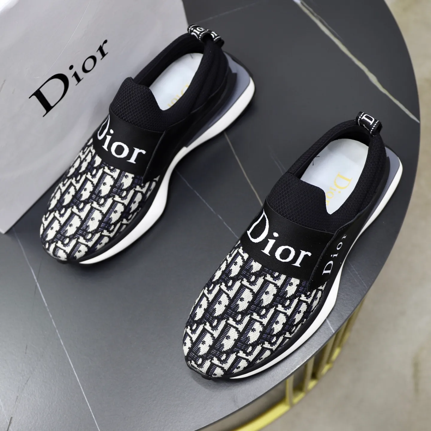 Ex-factory price: 462💰🙅‍♂️🙅‍♂️🙅‍♂️ Brand: Dior DIOR Standard code: 38-44 (45 customized) Grade: Same as the official website Material: Original leather splicing brand cloth Comfortable and breathable lining Lightweight and wear-resistant sports outsole Style category: Men's fashionable casual shoes Running sneakers Distinguished luxury brand elements Top luxury Color: actual picture color